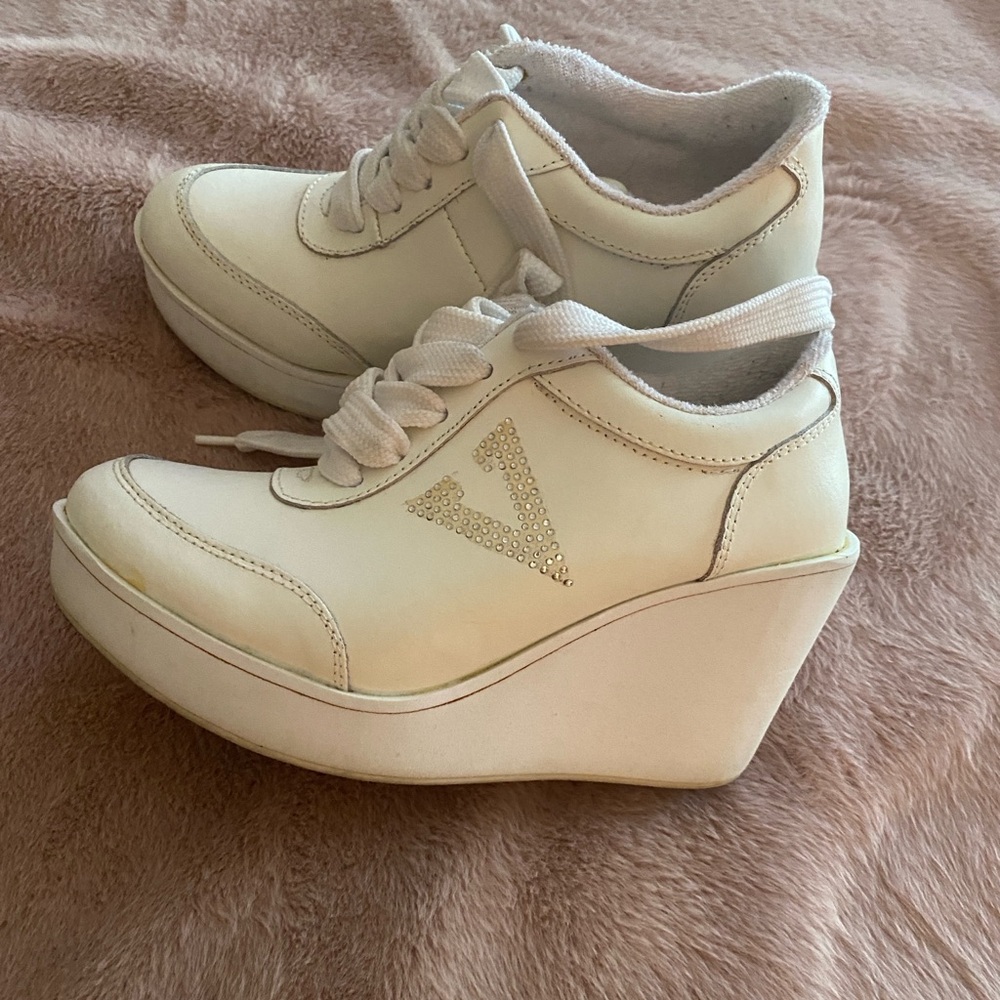 Volatile comfortable and fashionable leather sneakers in good shape